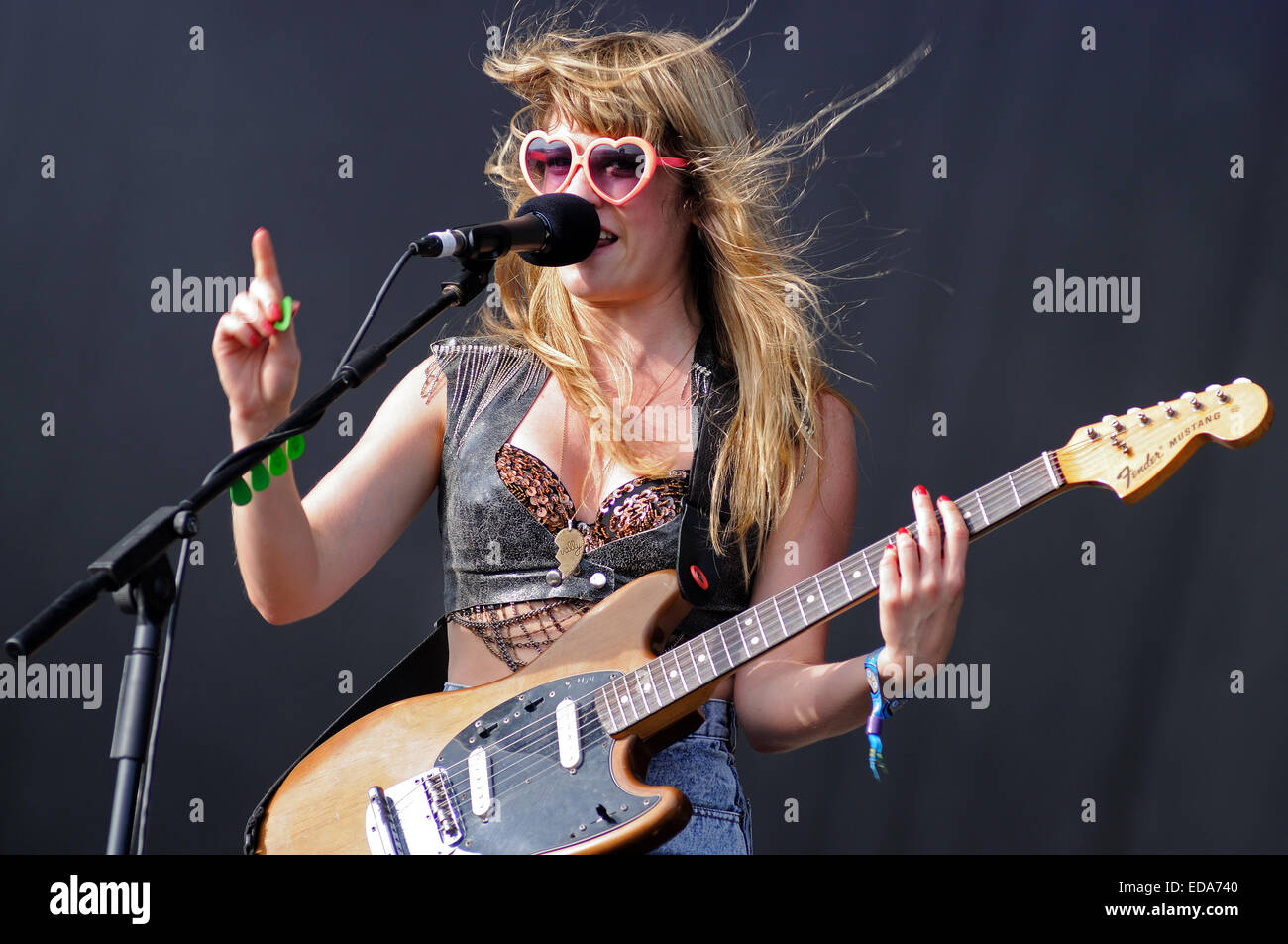 BENICASIM, ESPAGNE - 21 juillet : Lindsey Troy, chanteur et guitariste, Deap Vally band concert performance à FIB. Banque D'Images