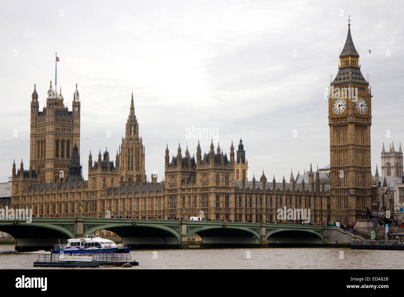 Chambres du Parlement aka du Palais de Westminster, Big Ben sur Middlesex rive de la Tamise City of Westminster London central Banque D'Images