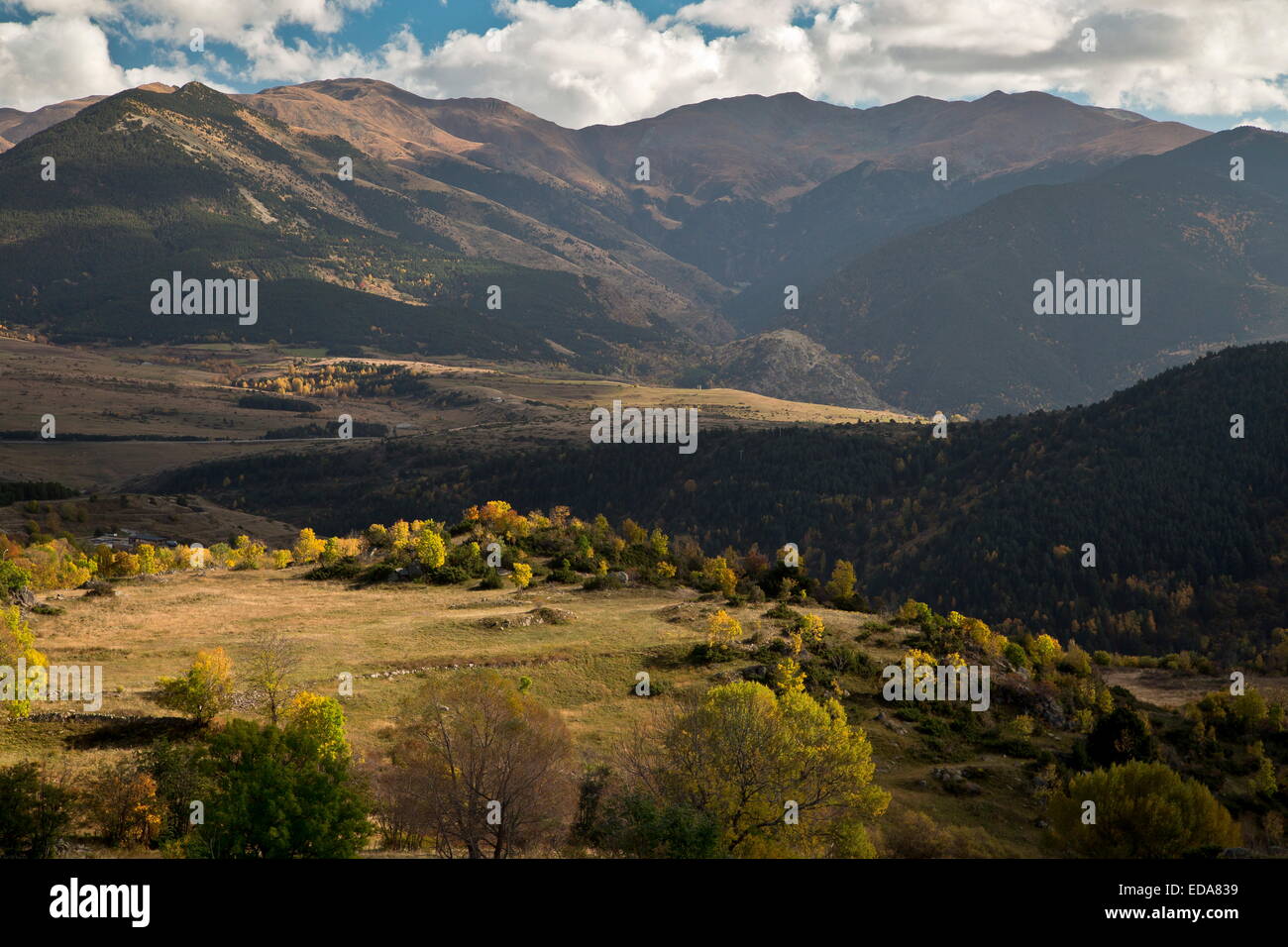 Vue sur les Pyrénées Catalanes en automne, à partir de la ci-dessous Font-Romeu. La France. Banque D'Images