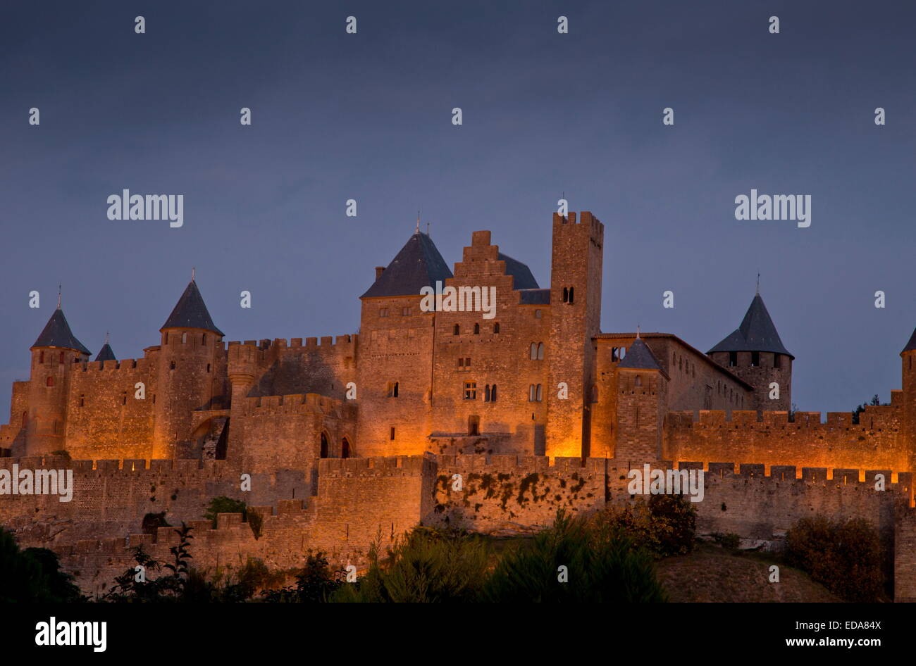 Carcassonne, côté ouest autour de Château Comtal, courts au crépuscule. Au sud-ouest de la France. Banque D'Images
