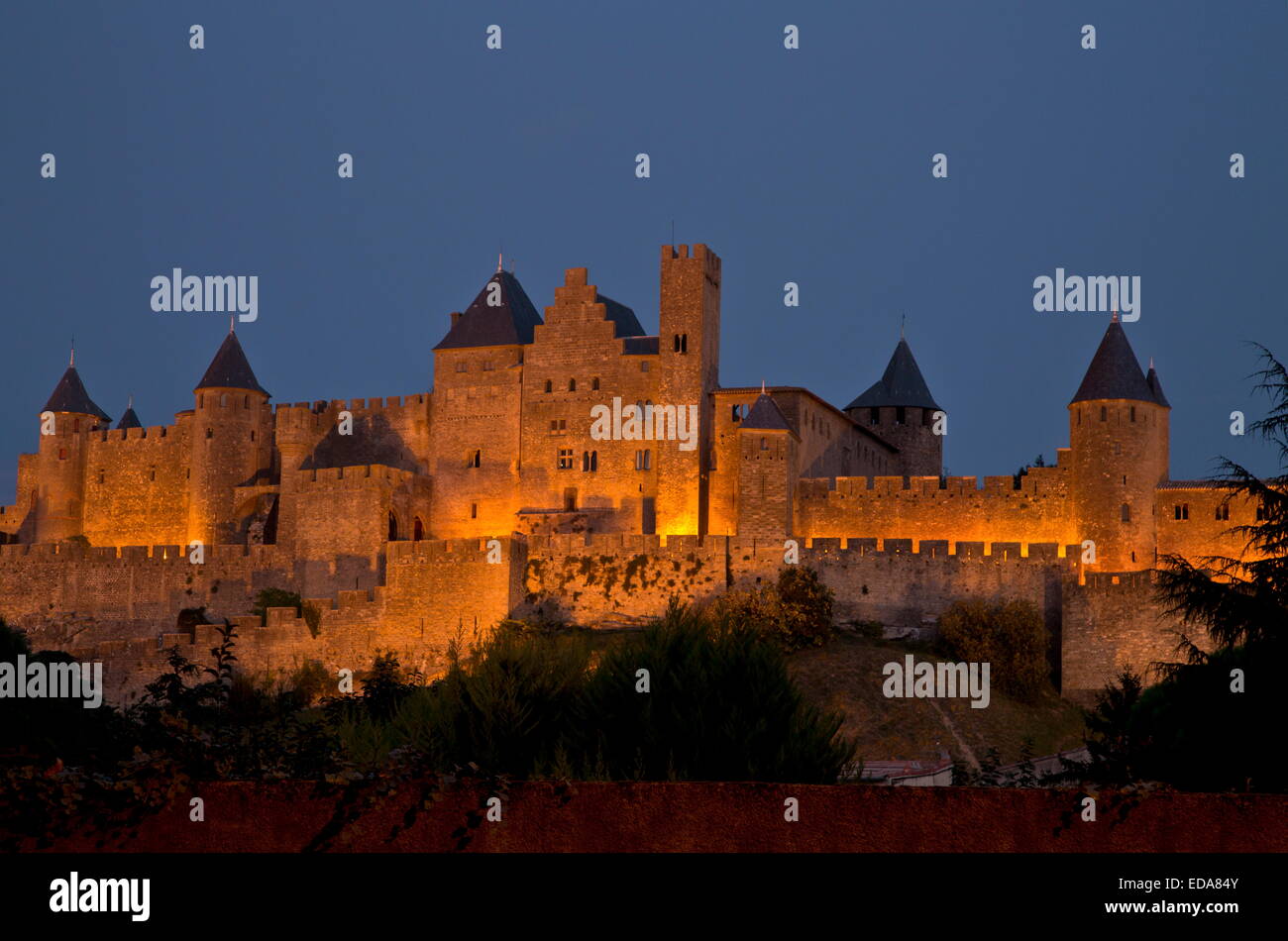 Carcassonne, côté ouest autour de Château Comtal, courts au crépuscule. Au sud-ouest de la France. Banque D'Images