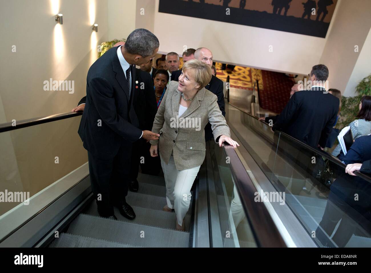 Le président américain Barack Obama continue d'un entretien avec la Chancelière allemande Angela Merkel sur l'escalator à l'issue de leur réunion avec d'autres dirigeants au Sommet de l'OTAN le 4 septembre 2014 à Newport, Pays de Galles. Banque D'Images