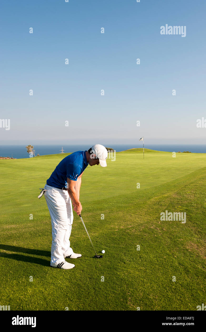 Un golfeur mettant à l'Aphrodite Hills Golf resort Chypre Banque D'Images