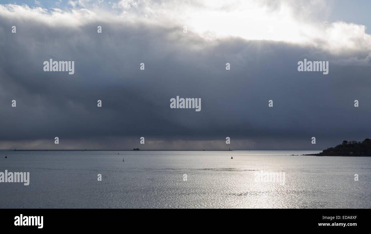 Approche de l'orage en mer dans la région de Plymouth, Angleterre Banque D'Images