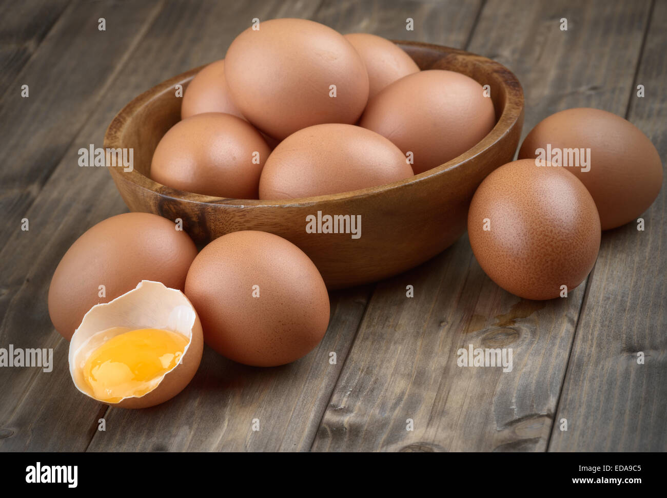 Les œufs dans un bol en bois sur la table de l'ancienne administration de la coquille des œufs cassés et œuf Banque D'Images