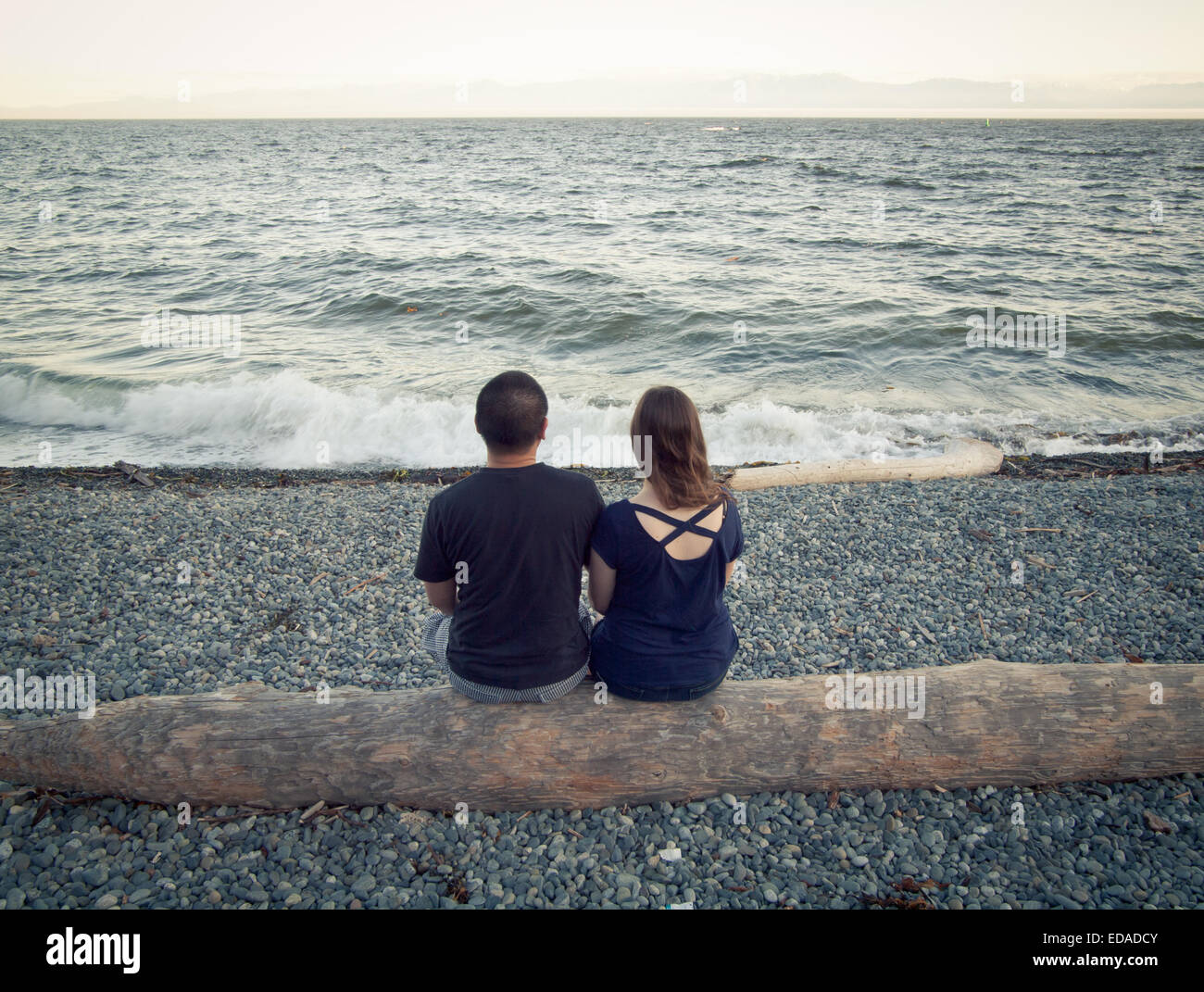 Un jeune couple à la recherche jusqu'à la mer. Victoria, Colombie-Britannique, Canada. Banque D'Images