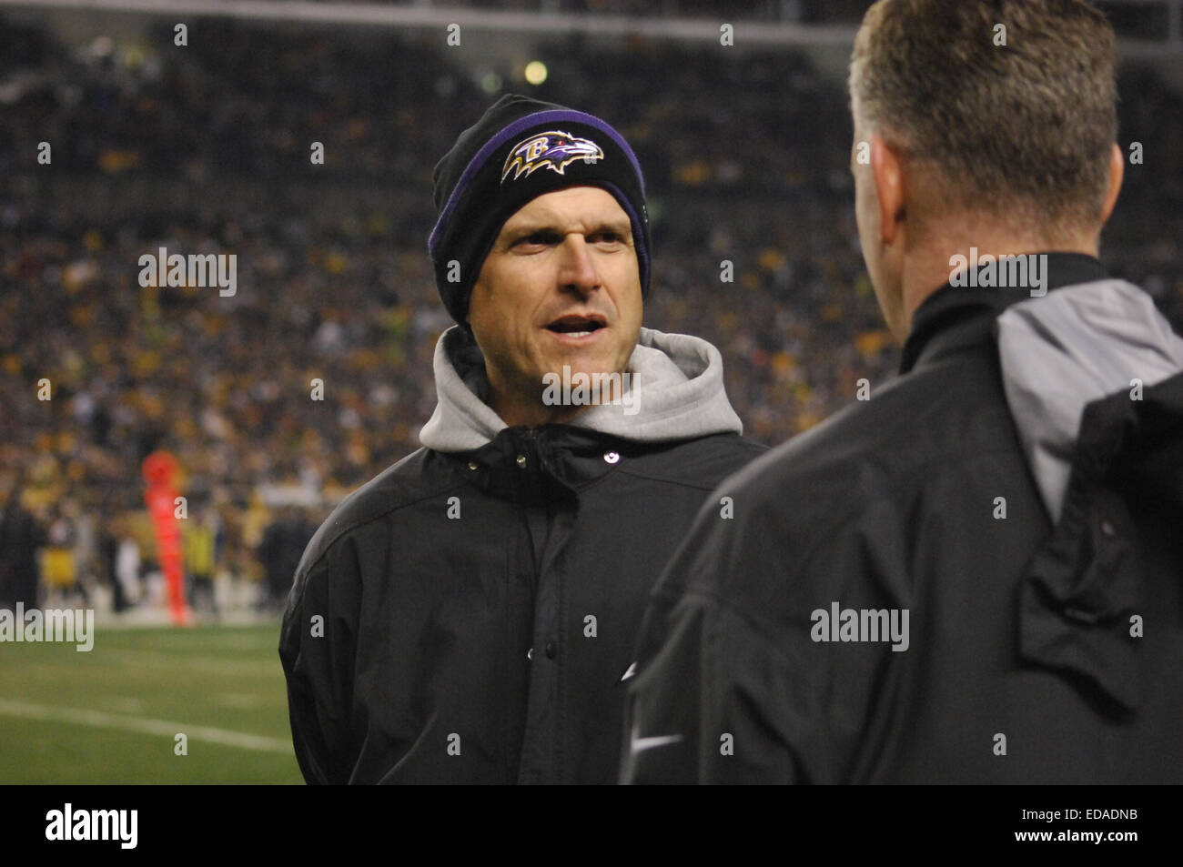 Jan 3rd, 2015 : Jim Harbaugh frère de l'entraîneur-chef John Harbaugh dans les corbeaux sur le côté pignon d'activité pendant la Pittsburgh Steelers vs Baltimore Ravens match à Pittsburgh, PA. Banque D'Images