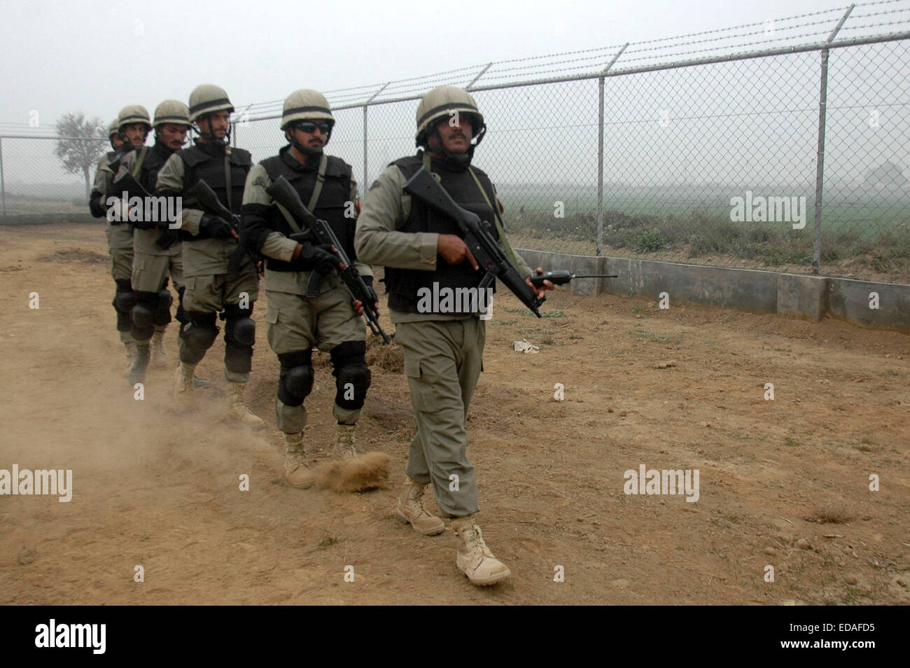 Lahore. 3 janvier, 2015. Rangers pakistanais patrouillent le long de la frontière entre le domaine de Wagah dans l'est de Lahore au Pakistan, le 3 janvier 2015. Armée du Pakistan a déclaré que les forces indiennes ont bombardé les zones frontalières et tué une jeune fille de 13 ans le samedi. Credit : Sajjad/Xinhua/Alamy Live News Banque D'Images