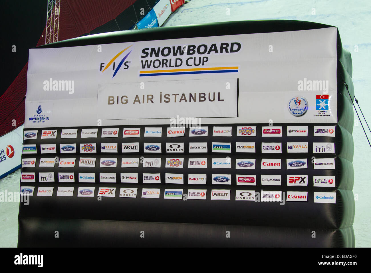 ISTANBUL, TURQUIE - le 20 décembre 2014 : podium de Coupe du Monde FIS de surf Big Air. C'est le premier événement Big Air pour les deux hommes, et w Banque D'Images