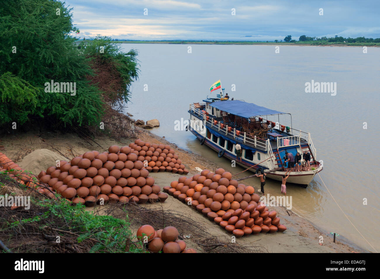 Casseroles empilées prête pour le transport à Yandabo, un village spécialisé dans Pot-Making, où le traité de paix de la première Anglo-Bur Banque D'Images