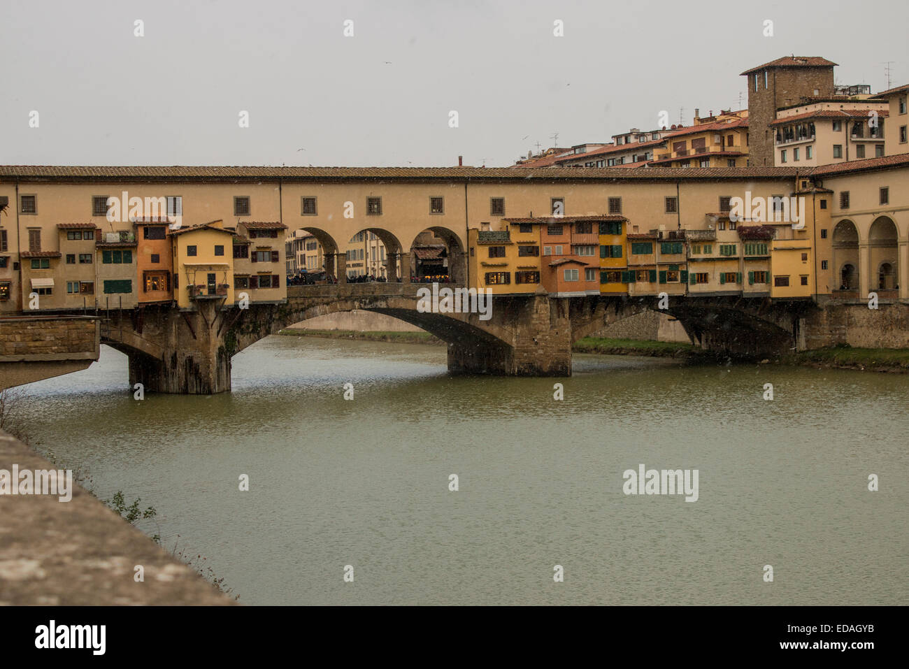 Lookout de Florence vue depuis un pont. Au milieu, l'Arno et le célèbre Vieux Pont. Banque D'Images