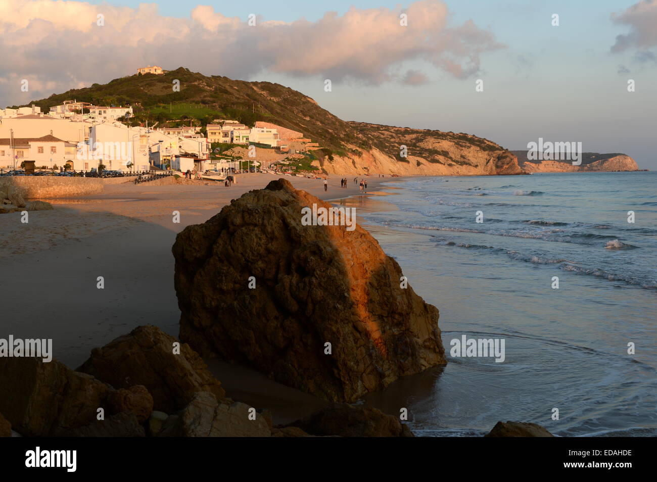 De la plage de Salema et rock en premier plan Banque D'Images