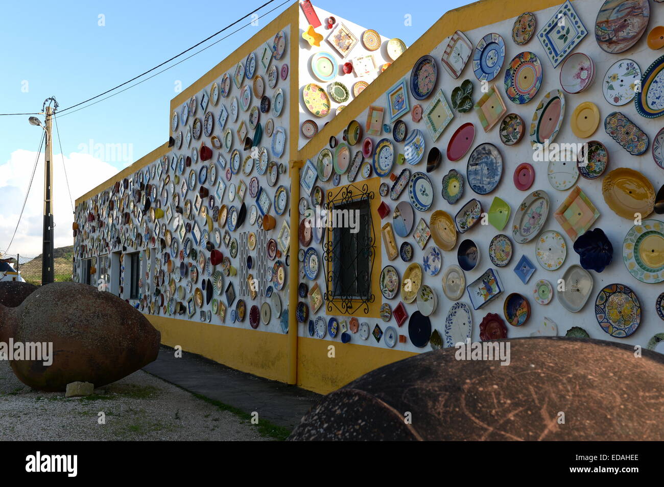 La poterie et céramique multicolores décorent les plaques à l'extérieur de la boutique des artistes à Vila do Bispo de Banque D'Images