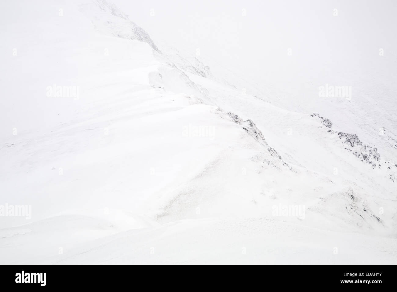 La neige a couvert rock détails sur côté montagne de Blencathra, Keswick, Cumbria Lake District Banque D'Images