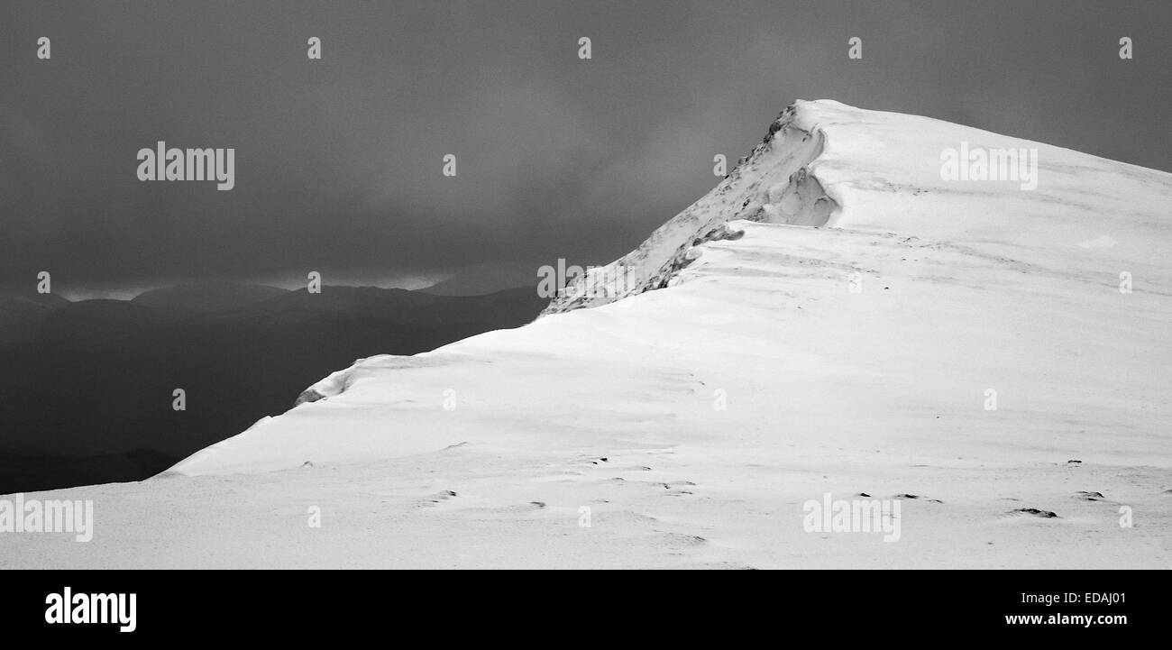 À l'escalade le long de la crête jusqu'au sommet du Blencathra à Keswick dans la neige, dans le Lake District, Cumbria. Banque D'Images