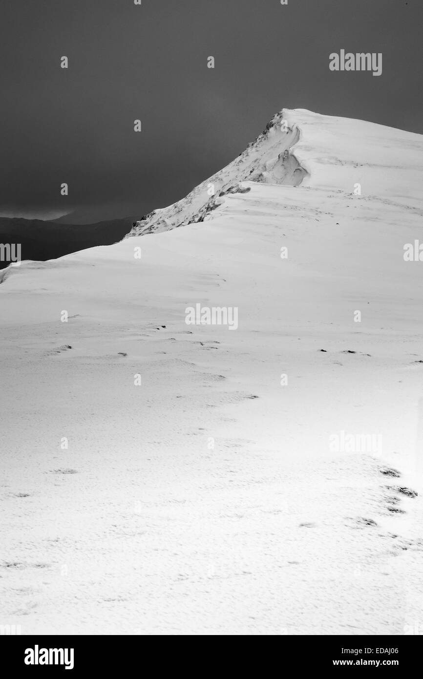 À l'escalade le long de la crête jusqu'au sommet du Blencathra à Keswick dans la neige, dans le Lake District, Cumbria. Banque D'Images