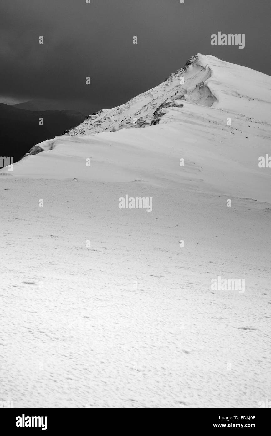 À l'escalade le long de la crête jusqu'au sommet du Blencathra à Keswick dans la neige, dans le Lake District, Cumbria. Banque D'Images