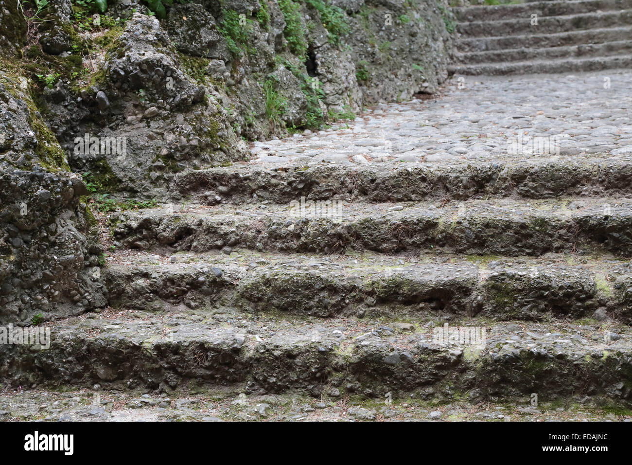 Un vieil escalier de pierre usé avec mesures anciennes Banque D'Images