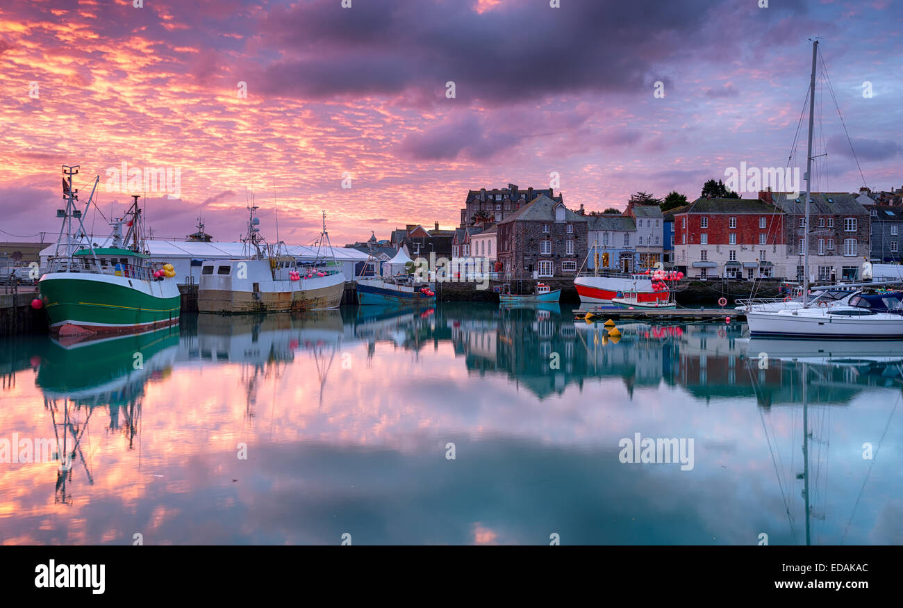 Beau lever de soleil à Padstow Harbour sur la côte de Cornwall Banque D'Images