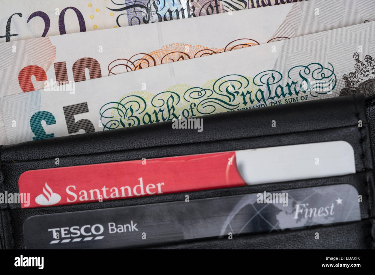 Étui contenant Santander et Tesco cartes bancaires, et GO £5, £10 et £20 pound notes. Banque D'Images