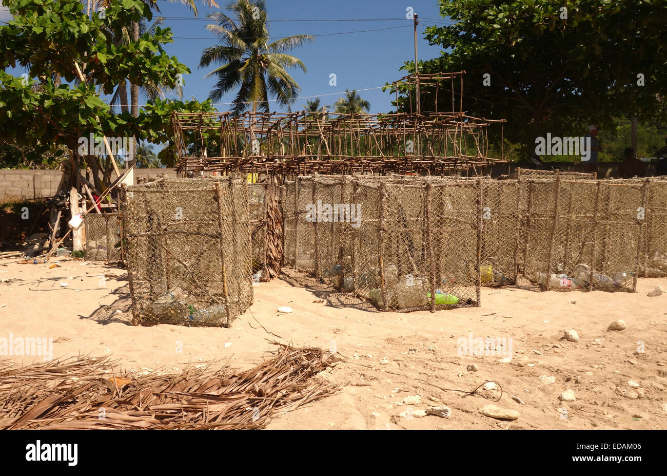 Le crabe et les pièges à poissons, des cages sur la plage à Koh Lanta, Krabi, Thaïlande, Asie du sud-est. Banque D'Images
