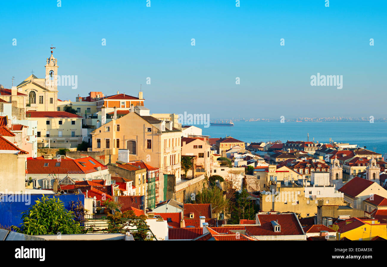 Vieille ville de Lisbonne dans le coucher du soleil la lumière. Portugal Banque D'Images