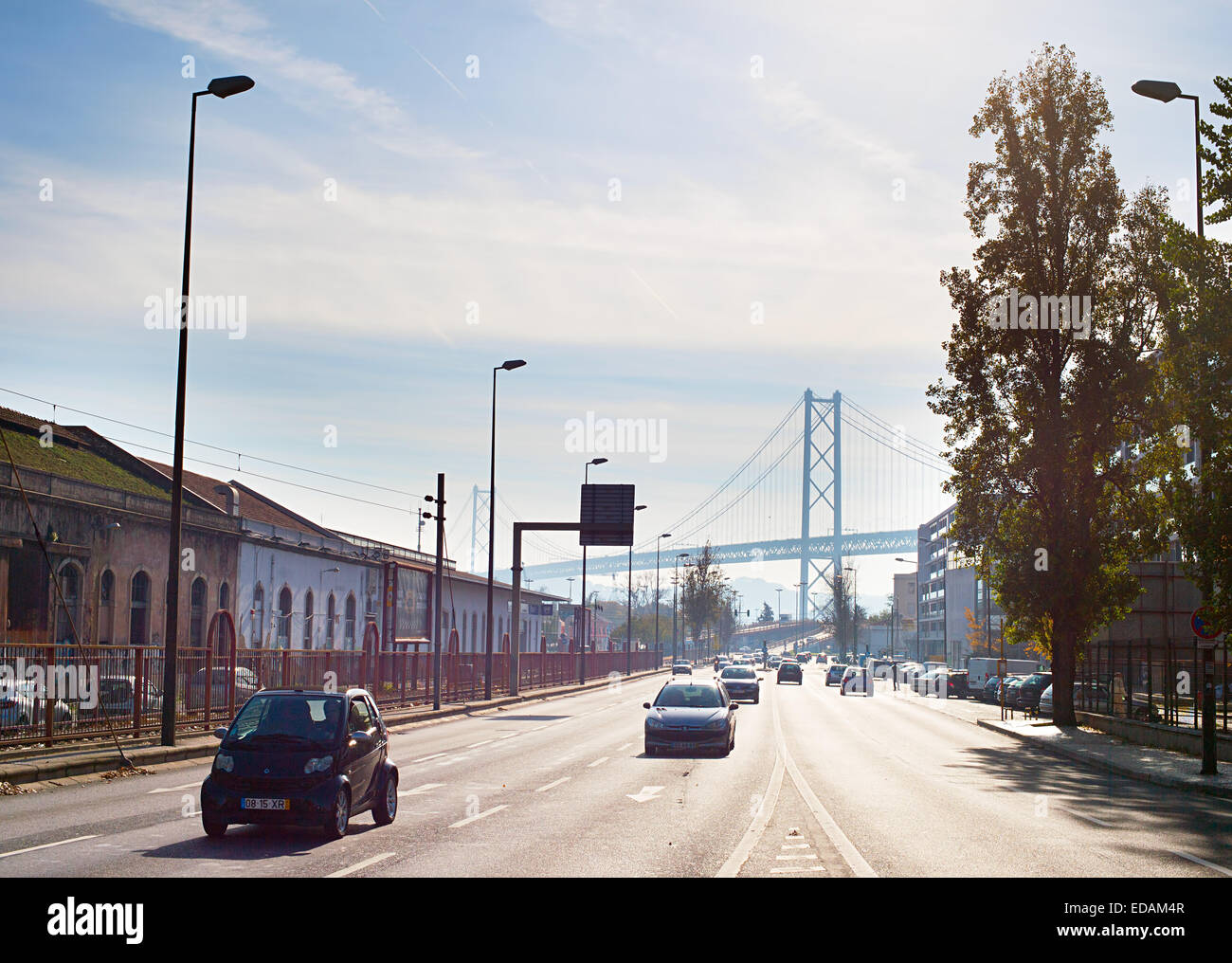 Voitures sur la route de Lisbonne. Le Portugal a un réseau de 68 732 km de routes Banque D'Images