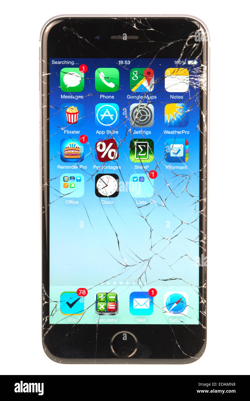 Apple iPhone 6 avec un écran cassé après avoir été abandonné sur la chaussée Rugby Warwickshire Banque D'Images