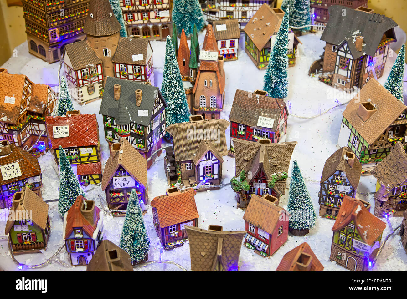 Strasbourg - Décembre 23 : maisons Alsaciennes colorées sur le marché de Noël à Strasbourg le 23 décembre 2013 à Strasbourg, Fr Banque D'Images