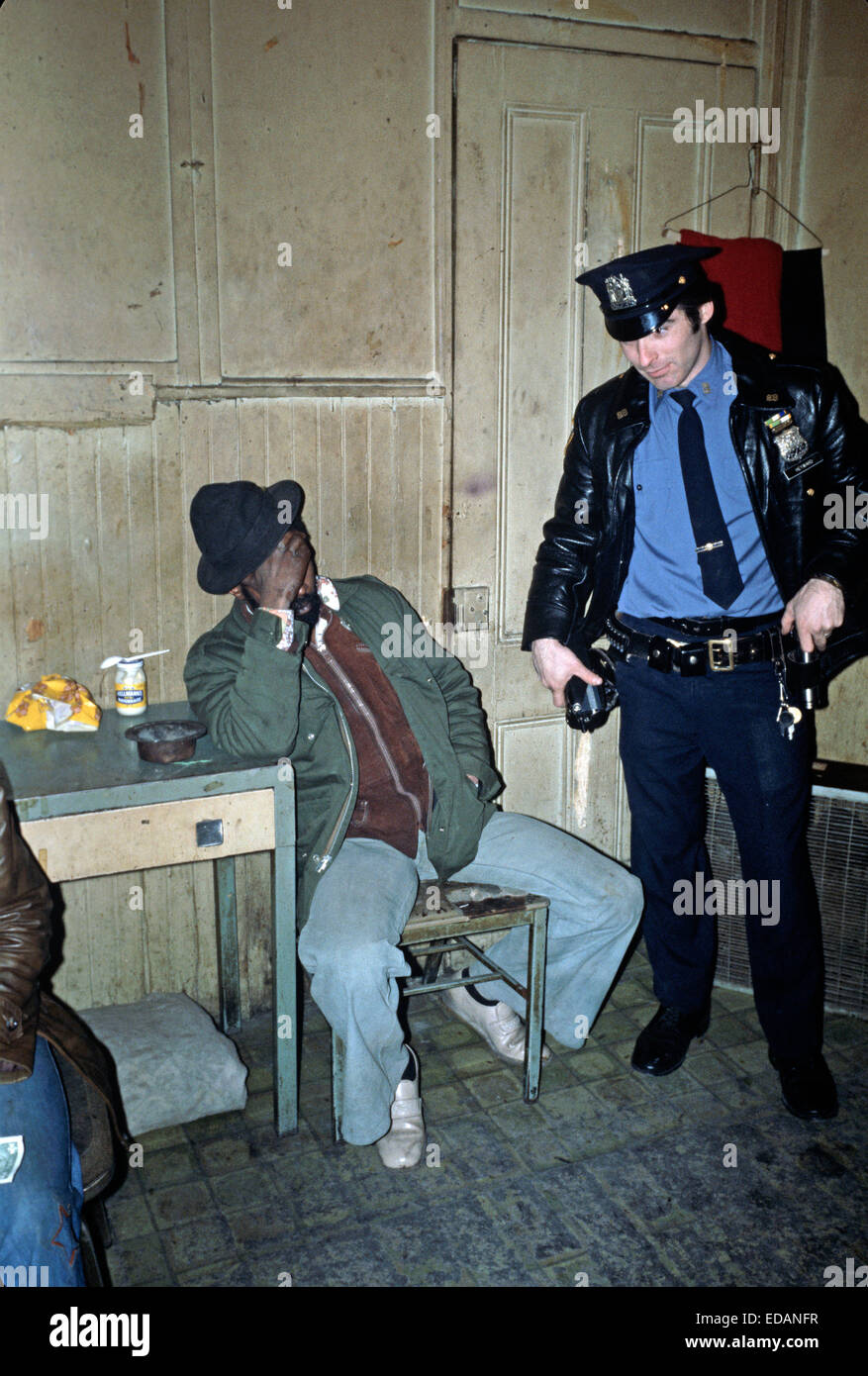 USA, HARLEM, NEW YORK - avril 1978. 28e arrondissement de la drogue et des armes à feu des policiers la recherche d'Américains africains dans Harlem. Banque D'Images