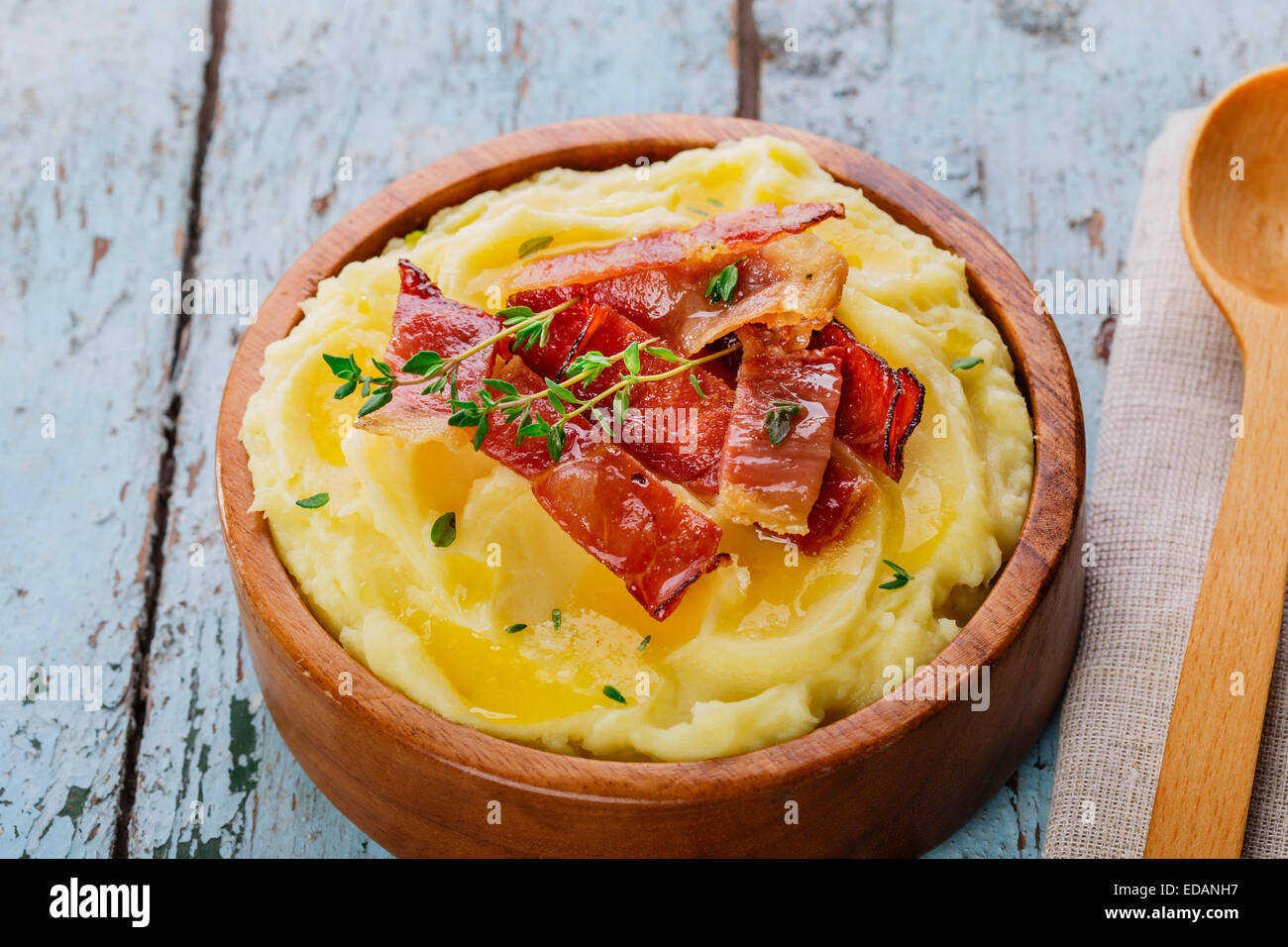 Purée de pommes de terre avec du bacon dans un bol en bois Banque D'Images