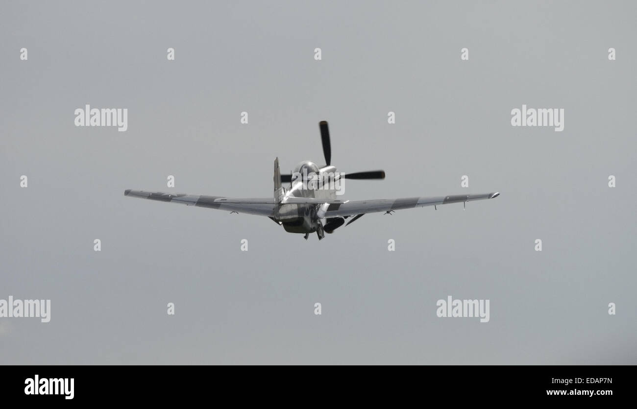 P51 Mustang peu après le décollage Banque D'Images
