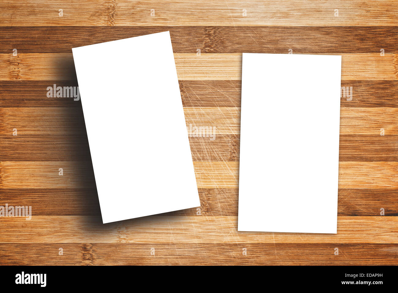 Cartes de visite verticales vide comme l'espace de copie pour votre conception sur table en bois Banque D'Images