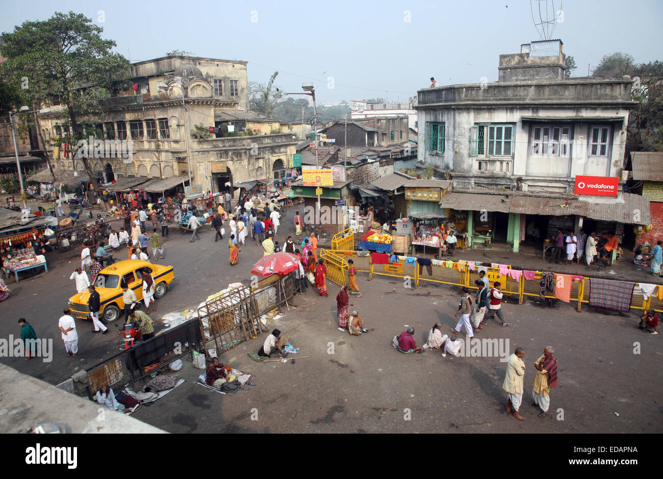 Les touristes et les visiteurs de célèbre Kalighat Kali Temple ont reste près du lieu de culte le 24 janvier 2009 à Calcutta Banque D'Images