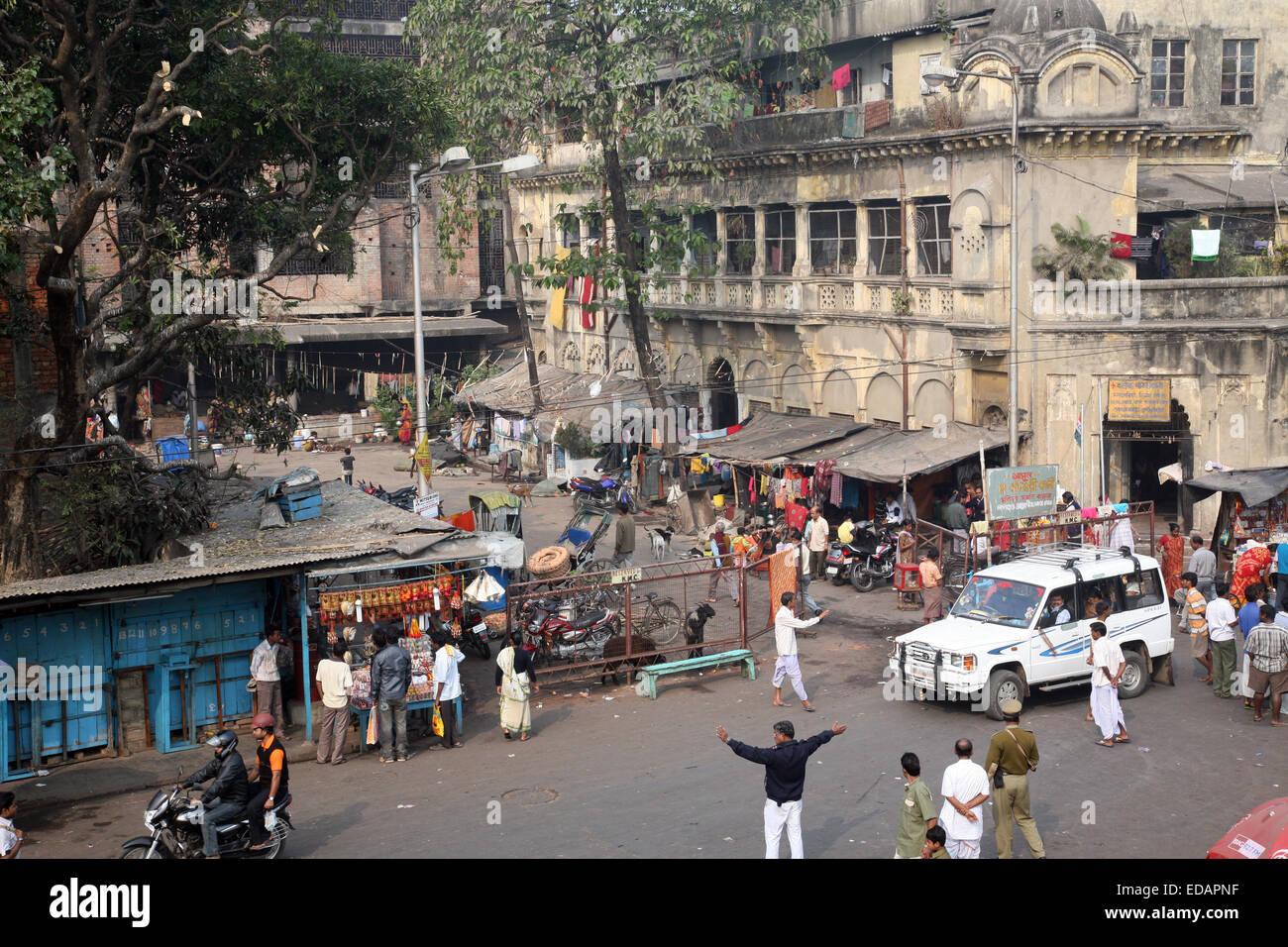 Les touristes et les visiteurs de célèbre Kalighat Kali Temple ont reste près du lieu de culte le 24 janvier 2009 à Calcutta Banque D'Images