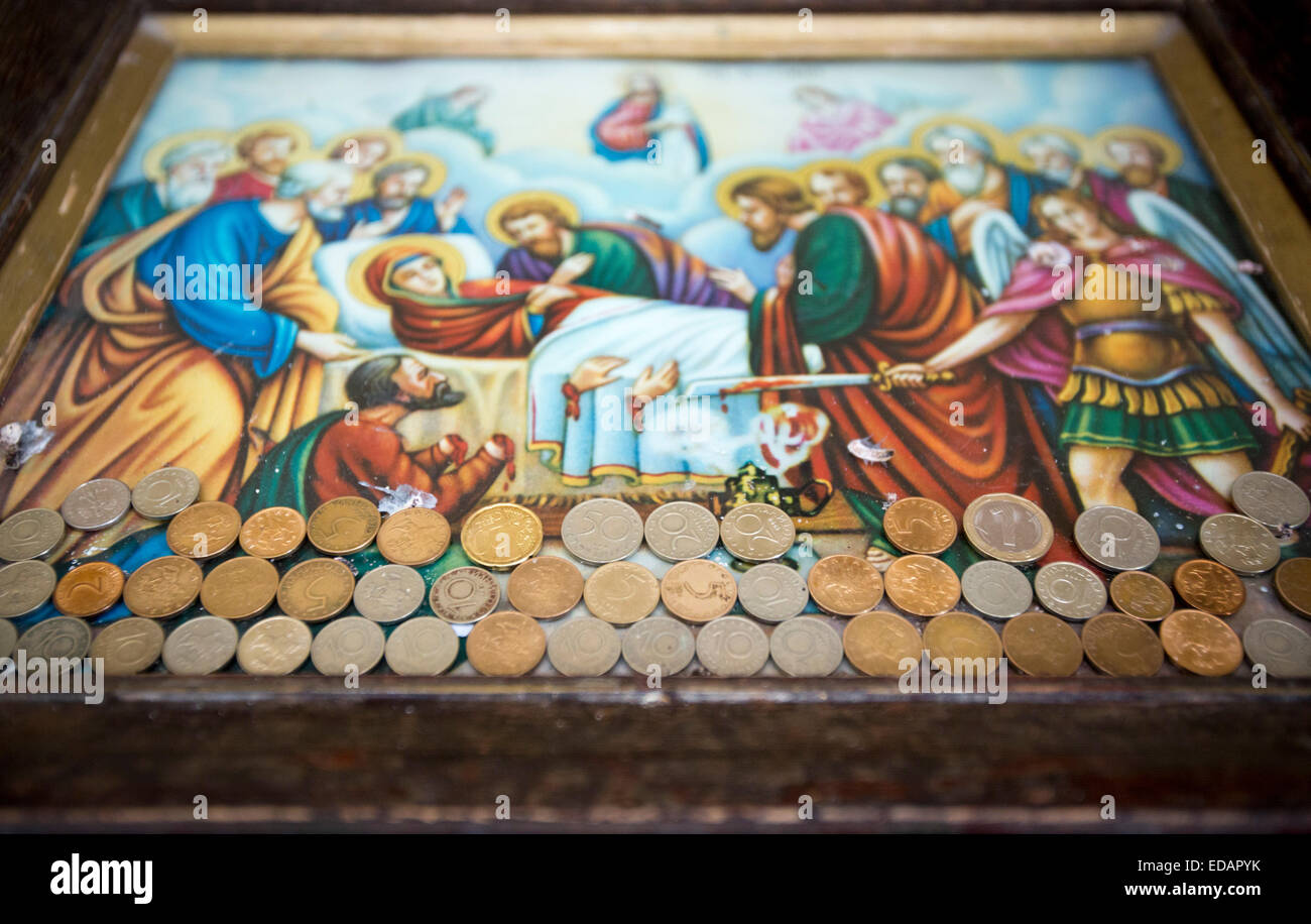 L'icône chrétienne bulgare et de pièces dans une église. Banque D'Images