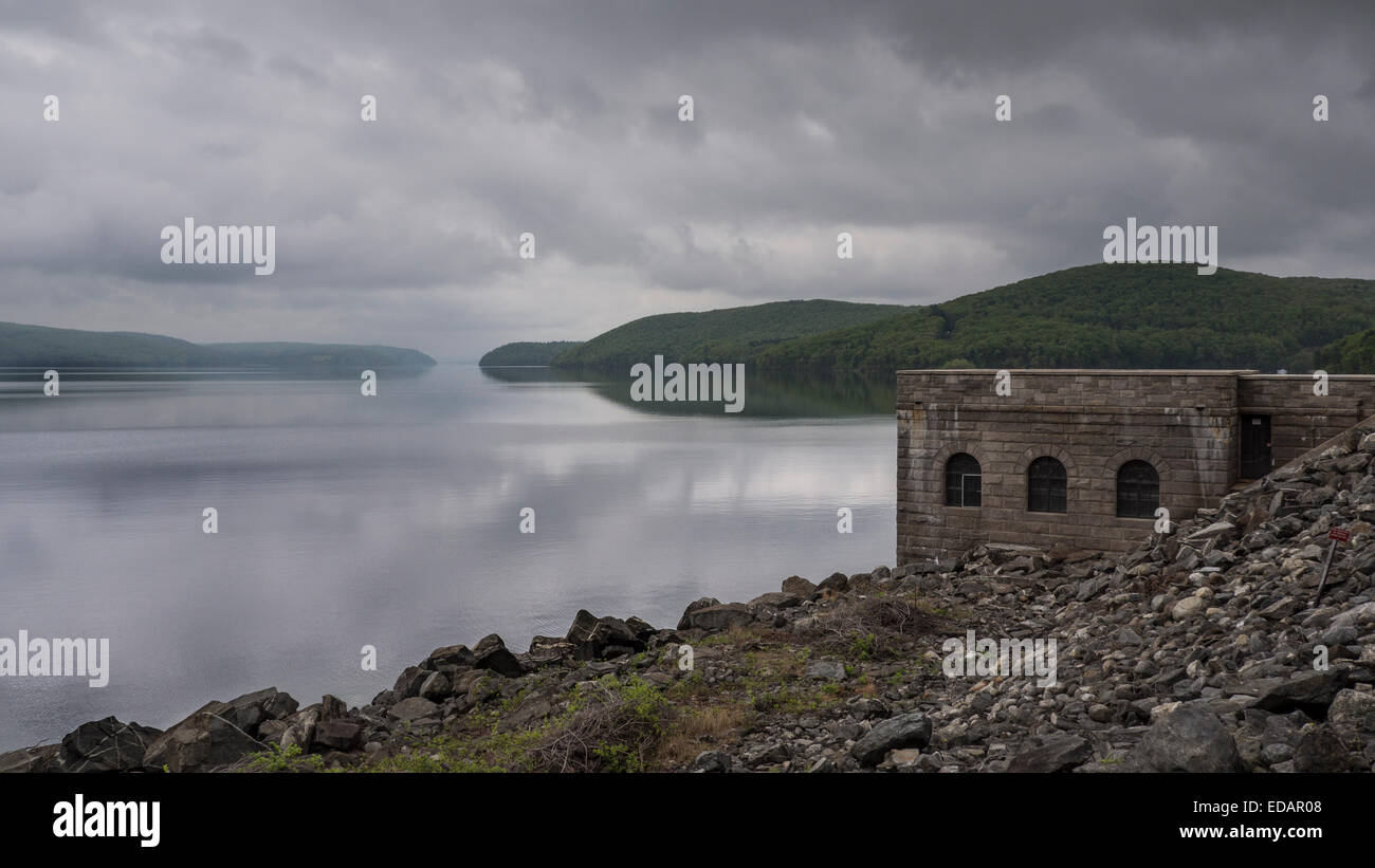 Réservoir à niveau du chemin Quabbin depuis l'entrée de Winsor Dam Banque D'Images