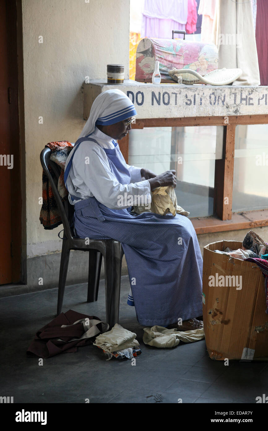Soeur de missionnaires de la Charité ont classé les marchandises qu'ils ont reçues d'organismes de bienfaisance à Kolkata, Inde Banque D'Images