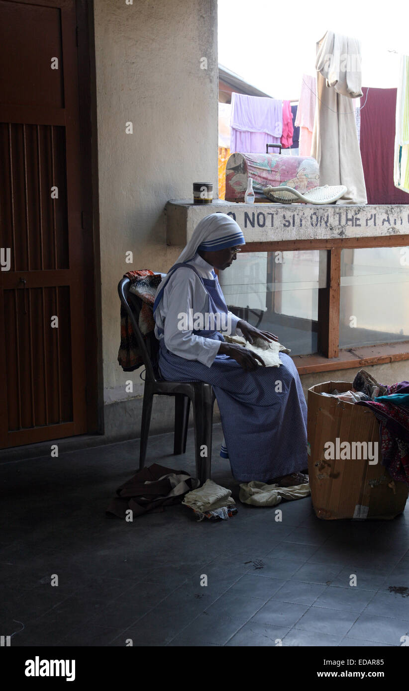 Soeur de missionnaires de la Charité ont classé les marchandises qu'ils ont reçues d'organismes de bienfaisance à Kolkata, Inde Banque D'Images