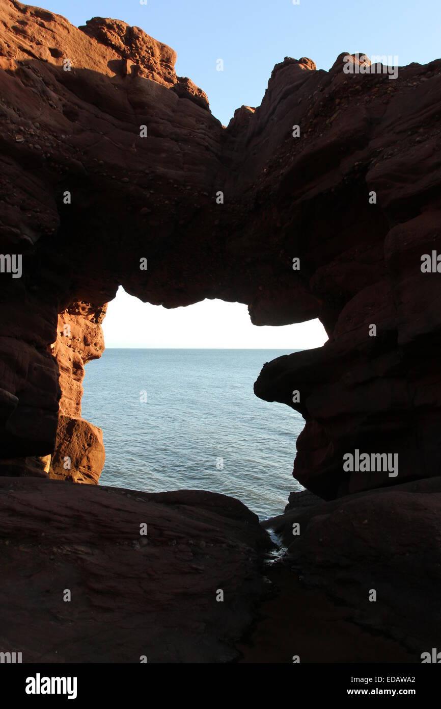 Aiguille e'e rock arch dans le grès rouge des falaises seaton angus scotland janvier 2015 Banque D'Images