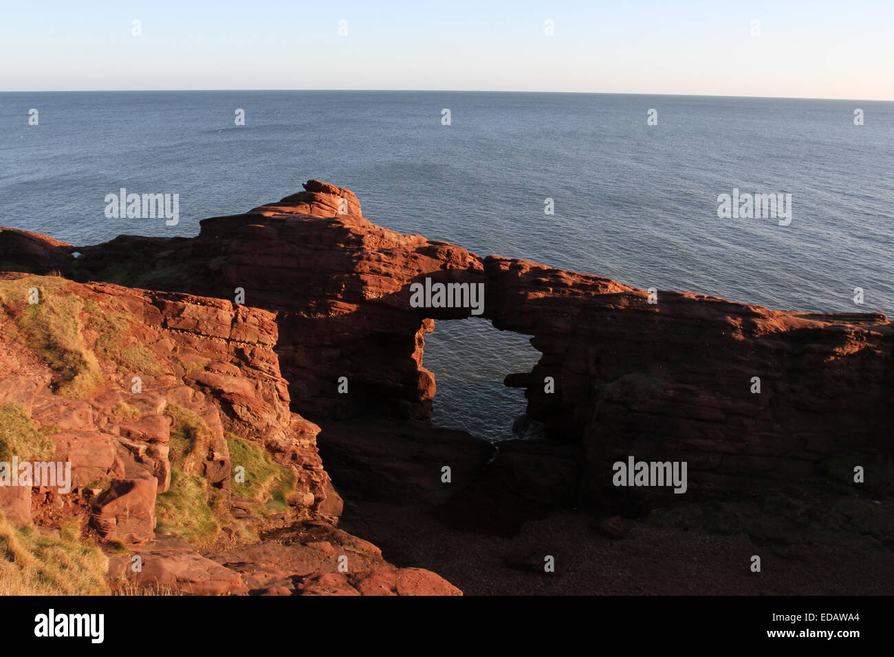 Aiguille e'e rock arch dans le grès rouge des falaises seaton angus scotland janvier 2015 Banque D'Images