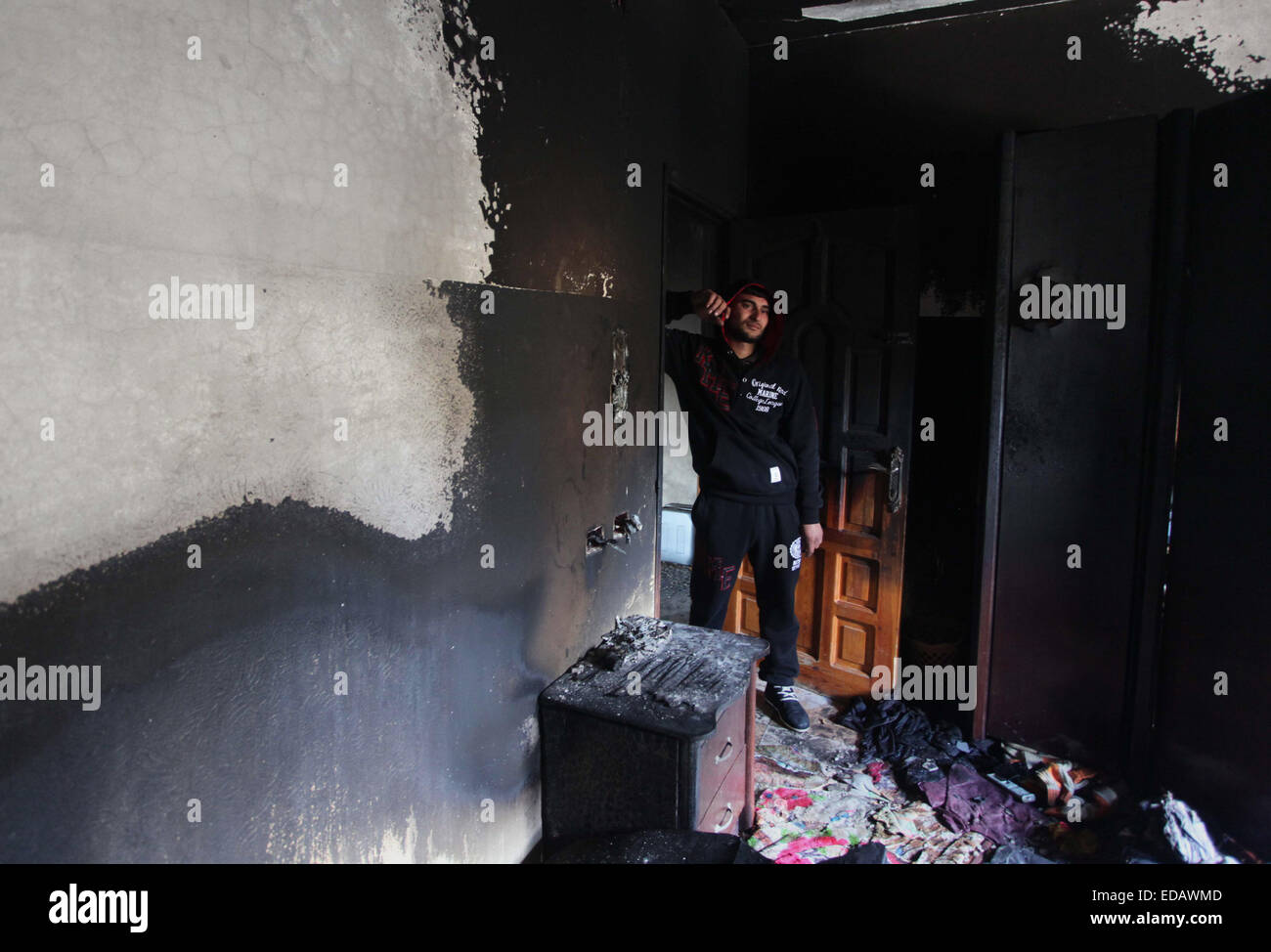 La ville de Gaza, bande de Gaza, territoire palestinien. 4 janvier, 2015. Palestiniens inspecter les dommages dans la chambre à coucher à la famille EL-Habeel ont conduit à remorquer les décès après un feu d'une bougie qui a balayé leur habitation à Al-Shate' camp de réfugiés, dans la ville de Gaza, le 4 janvier 2015. Palestiniens inspecter les dommages dans la chambre à coucher à la famille EL-Habeel ont conduit à remorquer les décès après un feu d'une bougie qui a balayé leur habitation à Al-Shate' © le camp de réfugiés Ashraf Amra/APA/Images/fil ZUMA Alamy Live News Banque D'Images