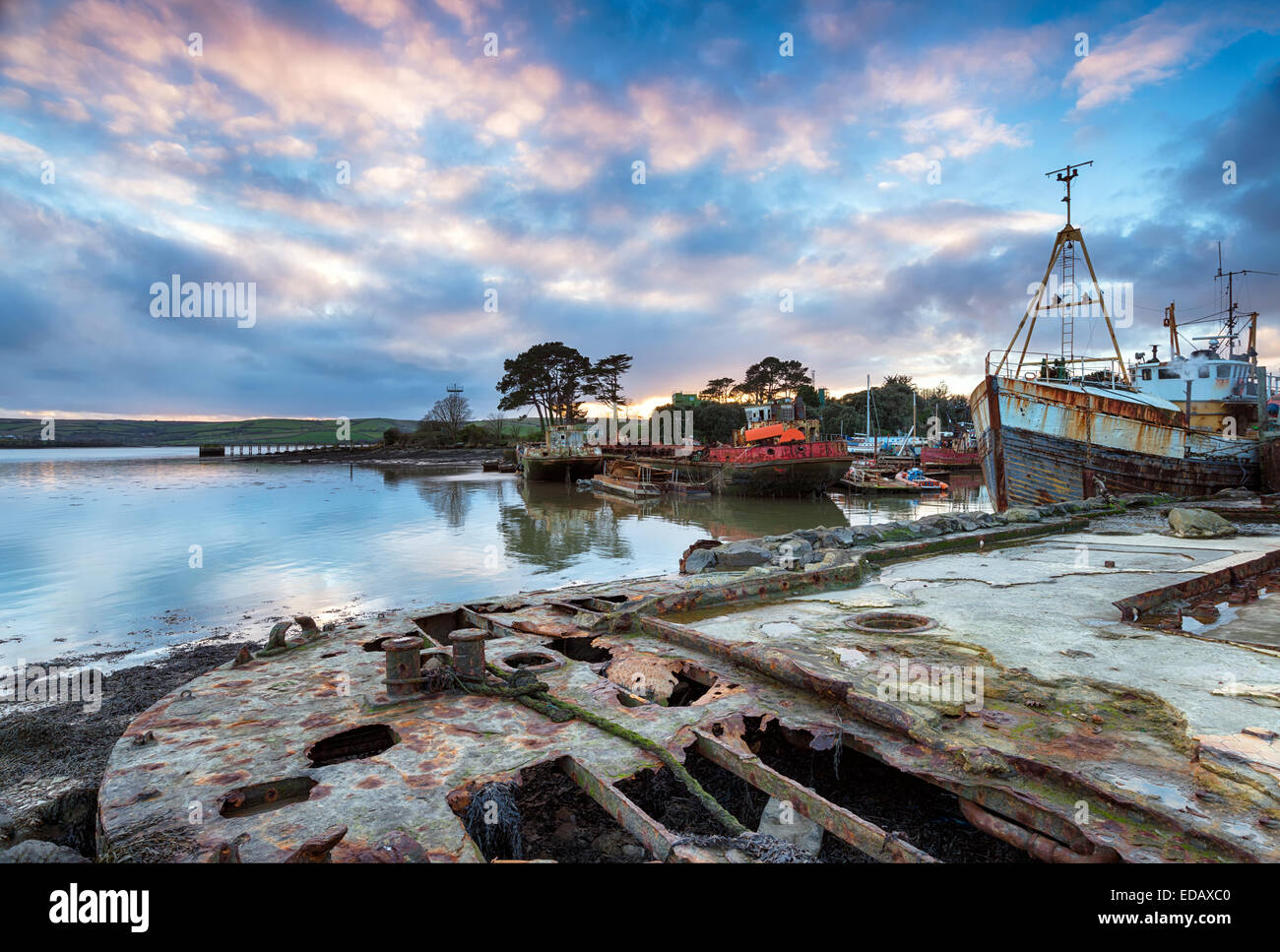 Vieux bateaux rouillés abandonnés dans un cimetière de bateaux sur la Rivière Tamar à Cornwall Banque D'Images