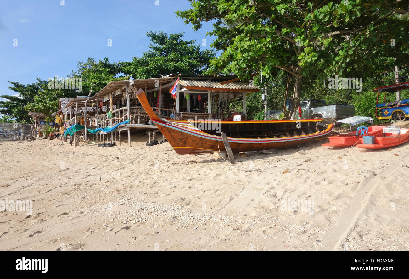 Bateau à longue queue thaïlandais à côté de maison sur pilotis à Kantiang Bay, Koh Lanta, Ko Lanta, Krabi, Thaïlande, Asie du sud-est. Banque D'Images