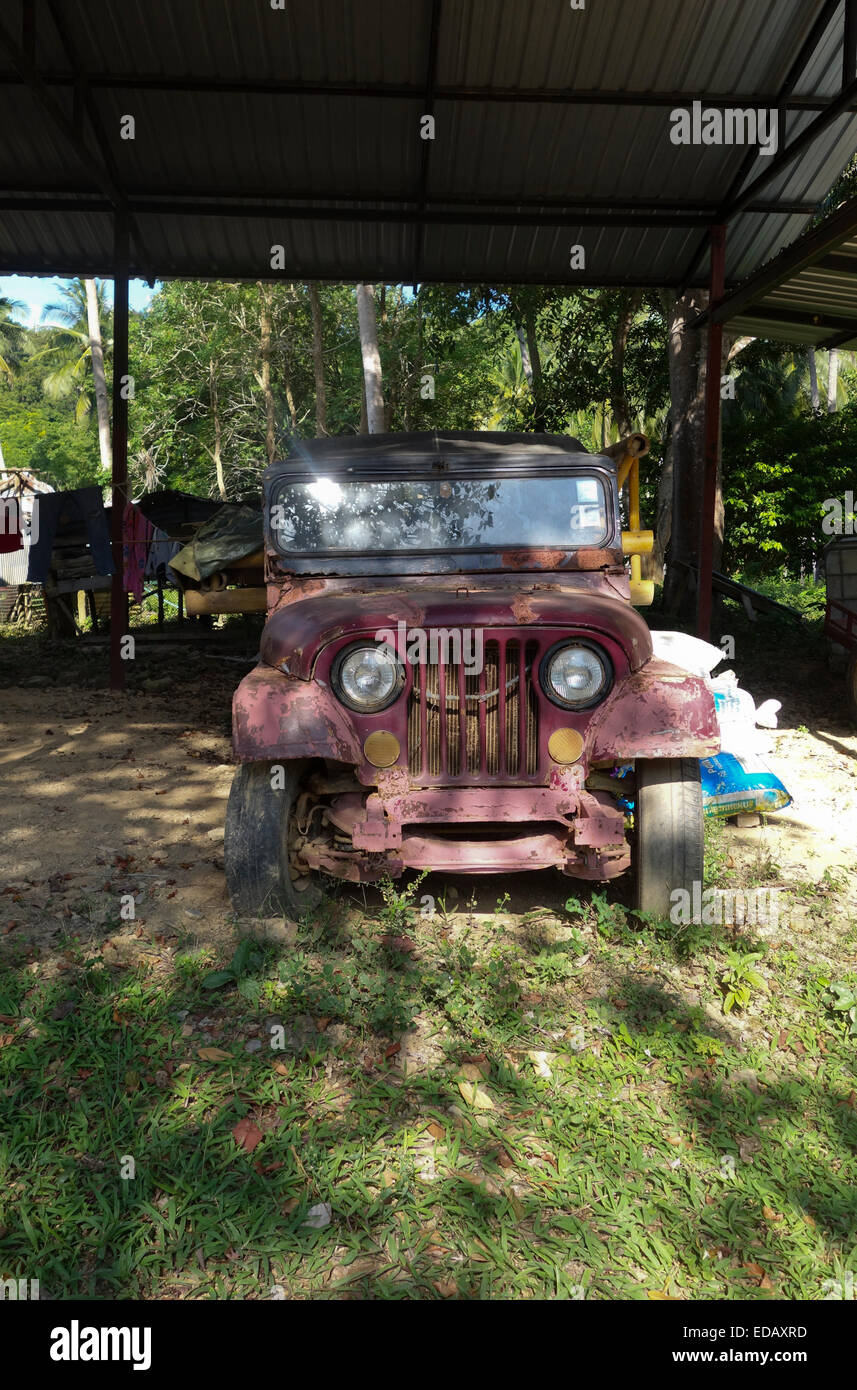 Vintage quatre par quatre roues motrices Asia Motors Rocsta DX jeep dans la grange, Koh Lanta Thaïlande, Asie du sud-est. Banque D'Images