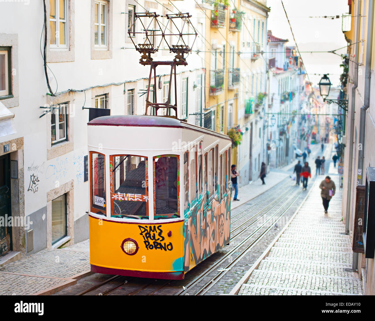 Célèbre funiculaire rétro conçu dans la rue de la vieille ville de Lisbonne, Portugal Banque D'Images