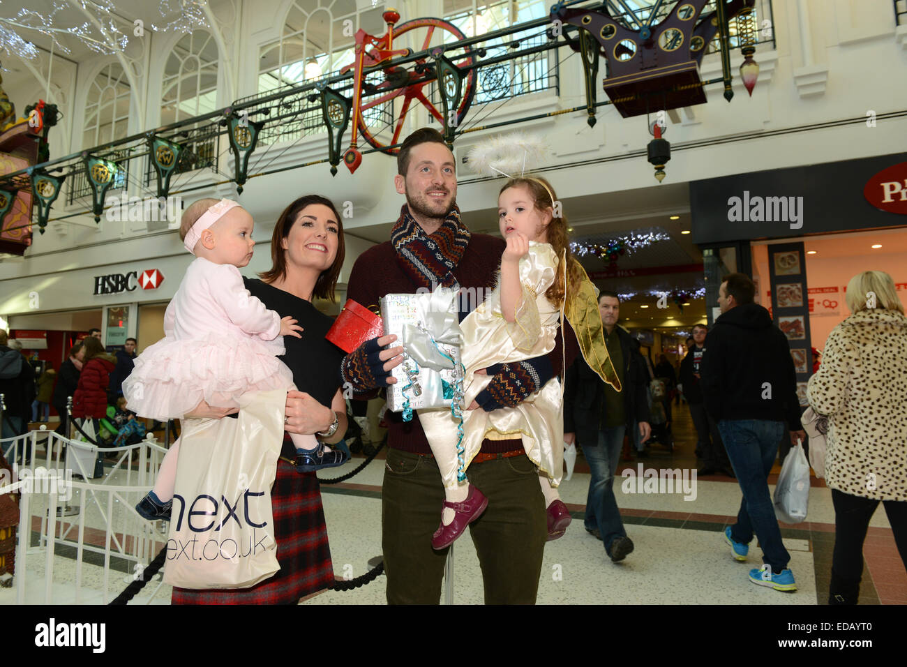 Shopping en famille pour noël cadeaux au Telford Town Centre Royaume-Uni couple avec des enfants. Shopper shops 2014 Britain chasseur de bonnes affaires Banque D'Images