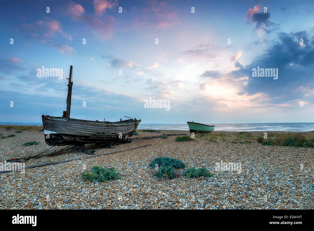 Bateaux de pêche sur la plage à Lydd sur mer dans le Kent Banque D'Images