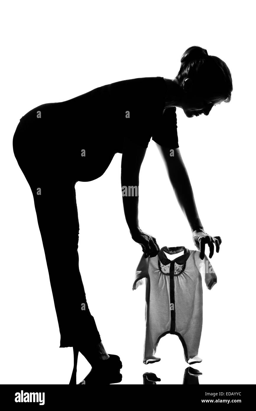 Beau portrait femme enceinte vêtements de bébé en pleine longueur ossature sur studio isolé sur fond blanc Banque D'Images