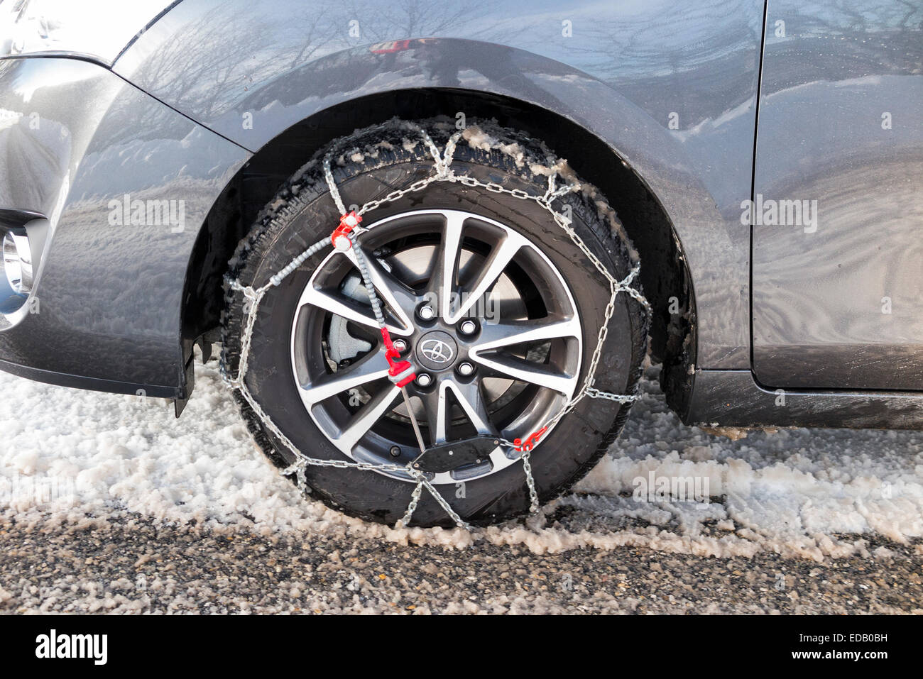 Chaîne à neige/chaînes sur roue avant / roues d'une voiture aussi équipé de pneus hiver / pneus. (75) Banque D'Images